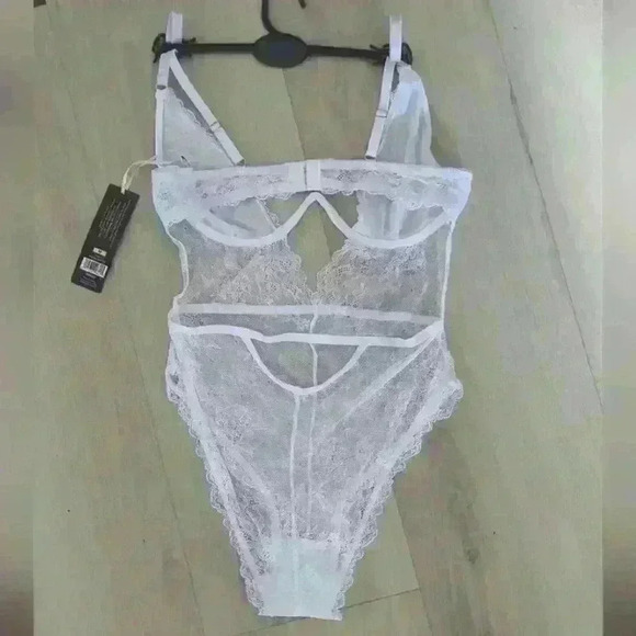 RENE ROFE | Bombshell Boudoir White Lace Deep Exposed Wire Lingerie - Picture 4 of 5